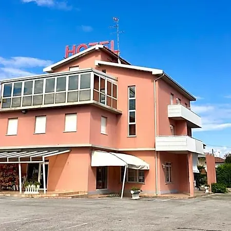 Отель Trieste Сан-Джорджо-ди-Ногаро